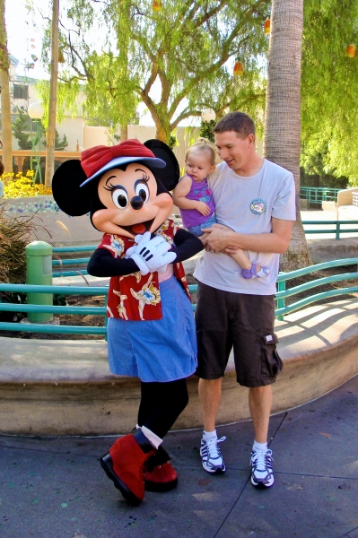 Disney2009 019.jpg - Kaitlyn meets Minnie